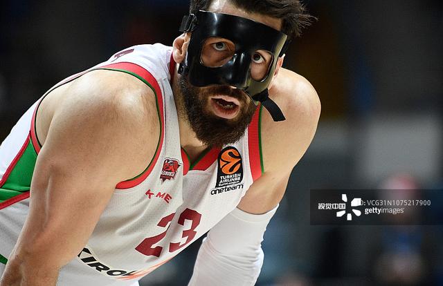 爆打东契奇引发风暴！施罗德被NBA重罚三场，2026年开年最疯狂事件！
