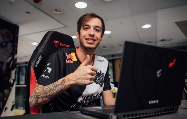 LOL新英雄尼菈抢先看：南亚女性代表，独一无二的鞭剑